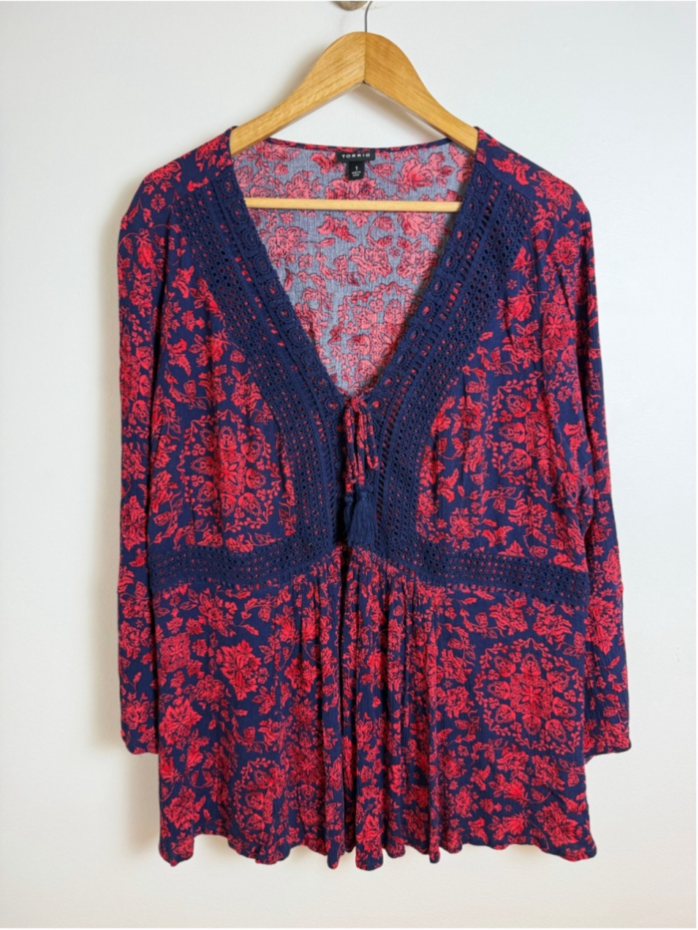 Torrid Size 1 Navy Red Floral Crochet Trim Tie Front Tunic